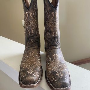 Circle G cowboy boots, women size 8, a unique brown with tan detailing all over